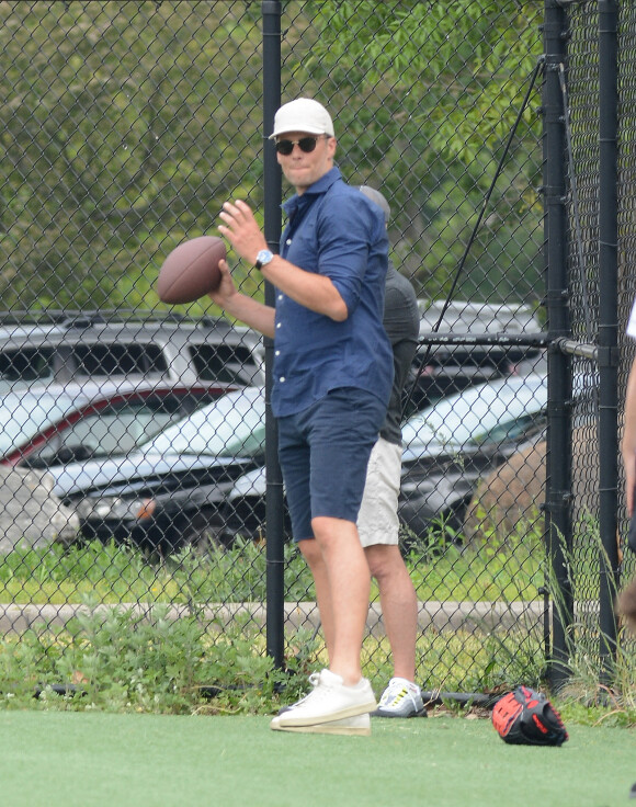 Exclusif - Tom Brady, le mari de Gisele.Bundchen, fait quelques passes de football américain dans un parc à New York le 23 mai 2021. 