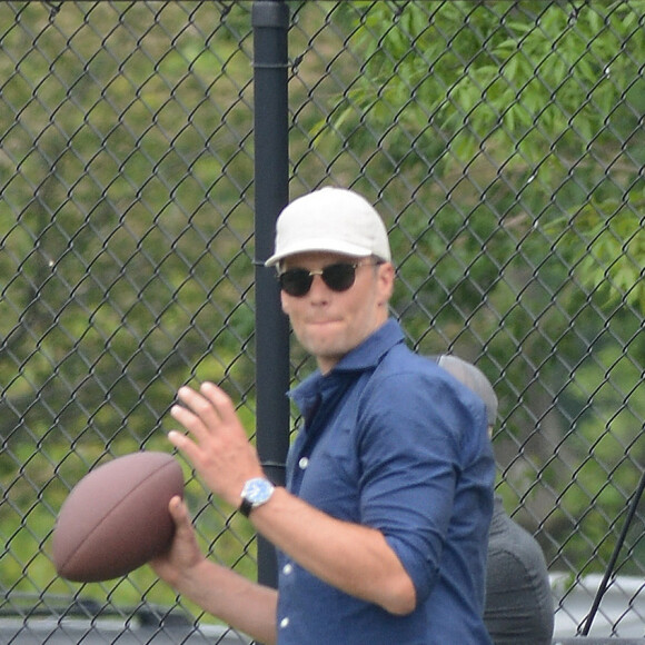 Exclusif - Tom Brady, le mari de Gisele.Bundchen, fait quelques passes de football américain dans un parc à New York le 23 mai 2021. 