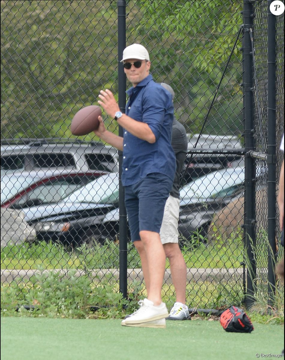 Exclusif - Tom Brady, le mari de Gisele.Bundchen, fait quelques passes de football américain dans un parc à New York le 23 mai 2021.