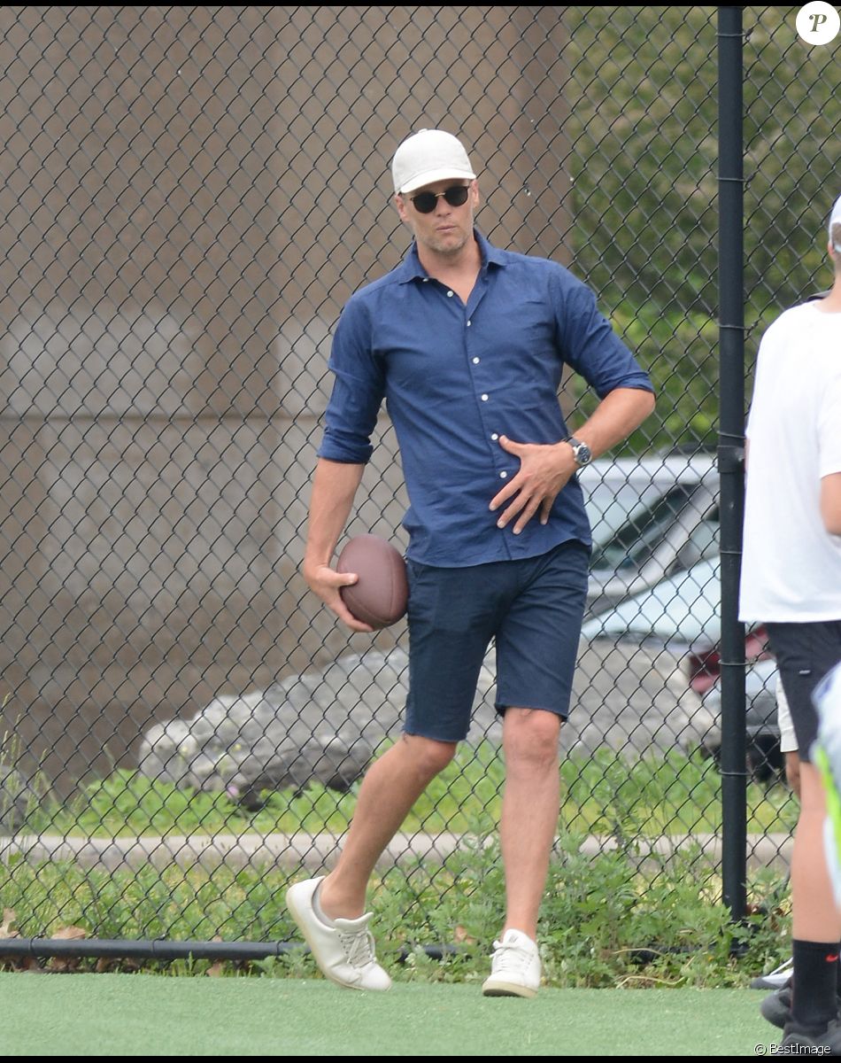 Exclusif - Tom Brady, le mari de Gisele.Bundchen, fait quelques passes de football américain dans un parc à New York le 23 mai 2021.