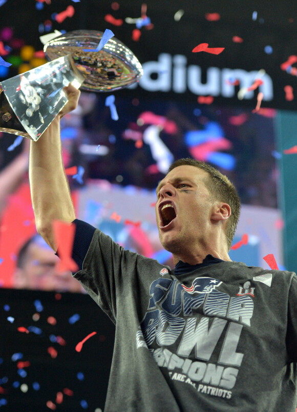 Tom Brady célèbre son trophée au Super Bowl 2017.  Photo by Lionel Hahn/ABACAPRESS.COM