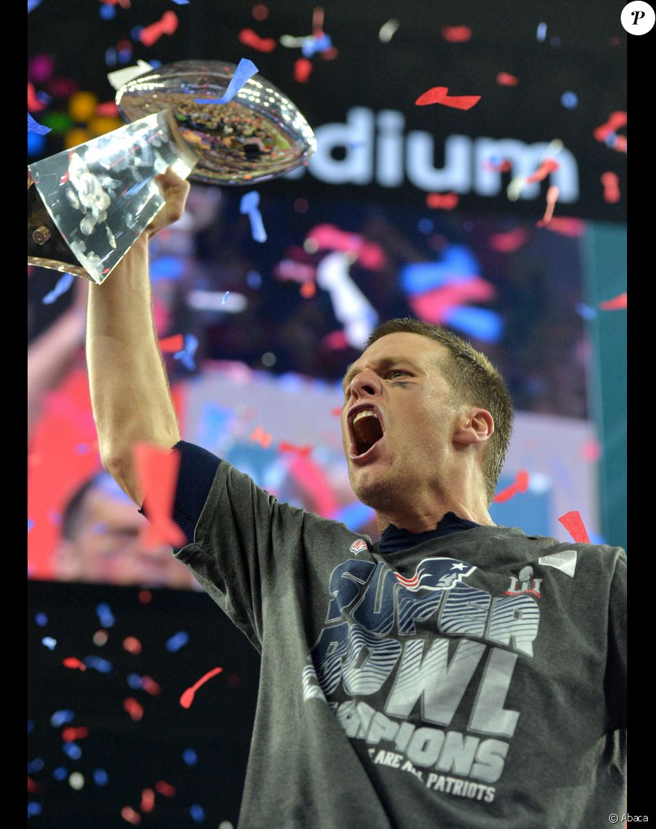 Tom Brady célèbre son trophée au Super Bowl 2017. Photo by Lionel Hahn/ABACAPRESS.COM