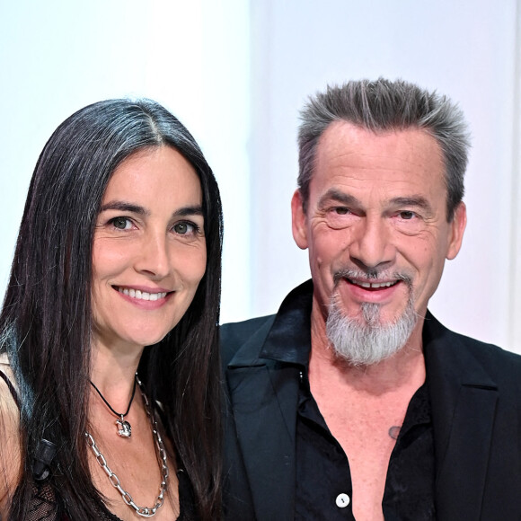 Florent Pagny et son épouse Azucena - Enregistrement de l'émisssion Vivement dimanche au studio Gabriel, presentée par Michel Drucker . Diffusion sur France 2 le 21 Novembre 2021 . © Guillaume Gaffiot / Bestimage