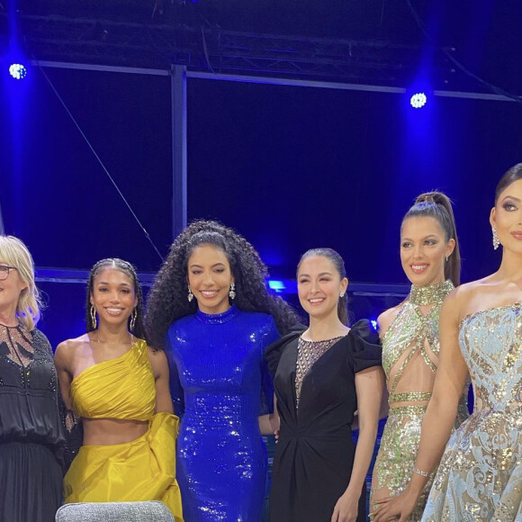 Lori Harvey (en robe jaune), Cheslie Kryst (en bleu) et Iris Mittenaere (deuxième en partant de la droite) lors de la finale de Miss Univers 2021 à Eilat. Décembre 2021.