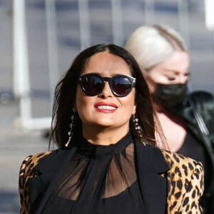 Salma Hayek arrive à l'enregistrement de l'émission "Jimmy Kimmel Live" à Los Angeles, le 14 octobre 2021.