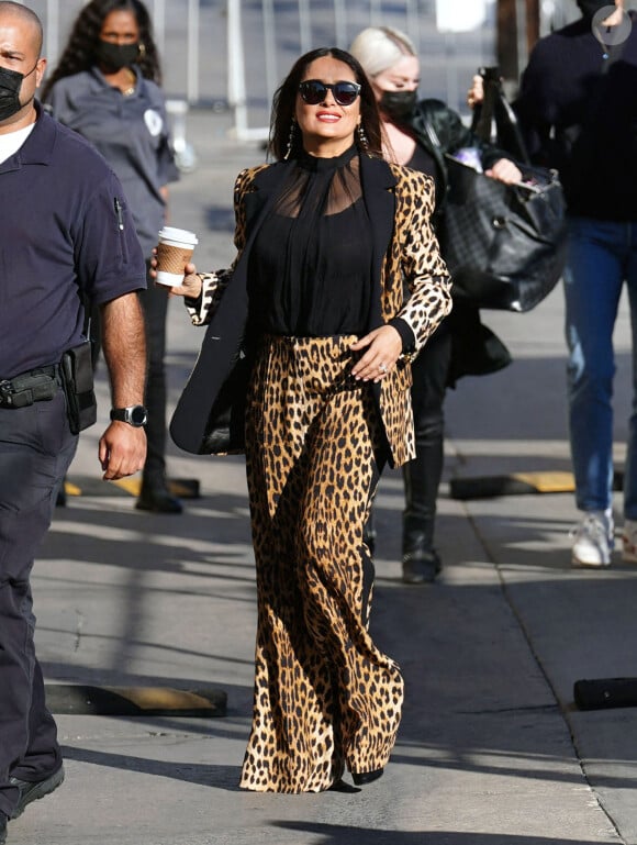 Salma Hayek arrive à l'enregistrement de l'émission "Jimmy Kimmel Live" à Los Angeles, le 14 octobre 2021.
