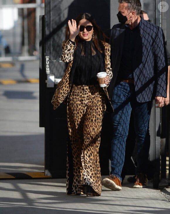 Salma Hayek est passée au Jimmy Kimmel Live avec un ensemble léopard à Hollywood le 14 octobre 2021.
