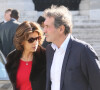 Jean-Jacques Bourdin et sa femme Anne Nivat - Obsèques de Jean-Noël Tassez au crématorium du cimetière du Père-Lachaise à Paris, le 9 octobre 2015.