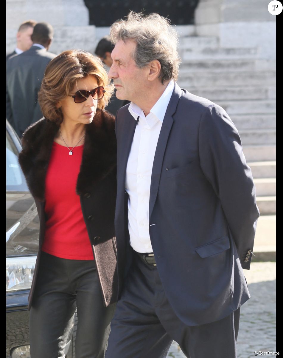 Jean-Jacques Bourdin et sa femme Anne Nivat - Obsèques de Jean-Noël Tassez au crématorium du cimetière du Père-Lachaise à Paris, le 9 octobre 2015.