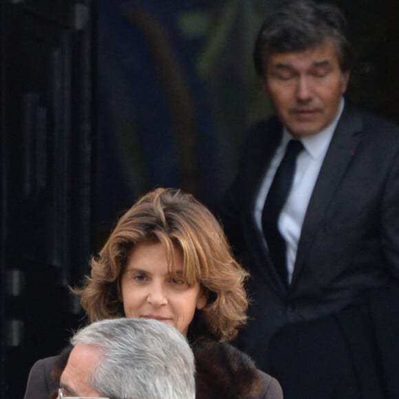 Jean-Jacques Bourdin, sa femme Anne Nivat et Norbert Balit - Sorties des obsèques de Jean-Noël Tassez au crématorium du cimetière du Père-Lachaise à Paris, le 9 octobre 2015.