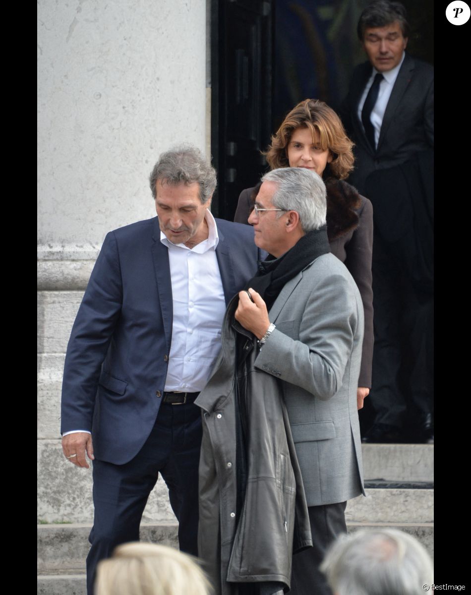 Jean-Jacques Bourdin, sa femme Anne Nivat et Norbert Balit - Sorties des obsèques de Jean-Noël Tassez au crématorium du cimetière du Père-Lachaise à Paris, le 9 octobre 2015.