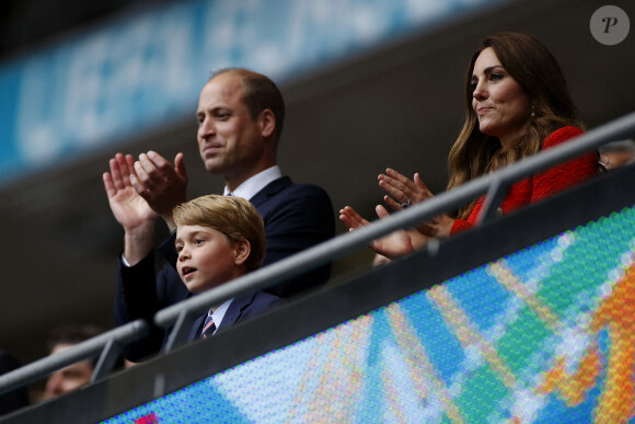 Le prince William, duc de Cambridge, Catherine (Kate) Middleton, duchesse de Cambridge, et leur fils le prince George de Cambridge dans les tribunes du huitième de finale de l'EURO 2020 opposant l'Angleterre et l'Allemagne au stade de Wembley à Londres, Royaume Uni, le 29 juin 2021.