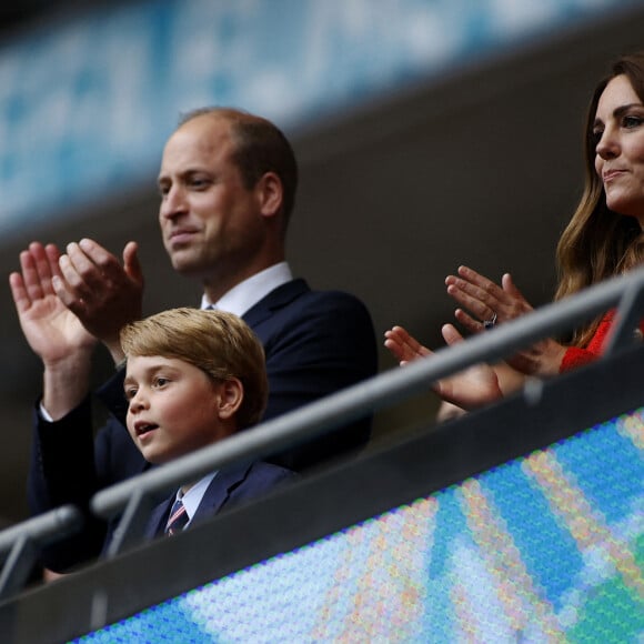 Le prince William, duc de Cambridge, Catherine (Kate) Middleton, duchesse de Cambridge, et leur fils le prince George de Cambridge dans les tribunes du huitième de finale de l'EURO 2020 opposant l'Angleterre et l'Allemagne au stade de Wembley à Londres, Royaume Uni, le 29 juin 2021.