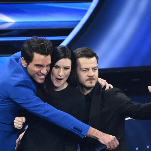 Mika, Laura Pausini, Alessandro Cattelan sur la scène du 72ème Festival de la chanson italienne de Sanremo. Le 2 février 2022 