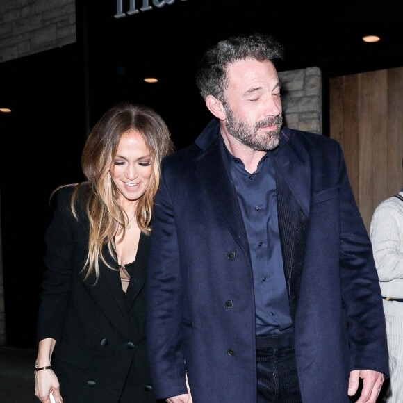 Jennifer Lopez et son compagnon Ben Affleck sont allés dîner en amoureux au restaurant Matu du quartier de Beverly Hills à Los Angeles, Californie, Etats-Unis, le 30 Janvier 2022. 