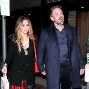 Exclusif - Jennifer Lopez et son compagnon Ben Affleck sont allés dîner en amoureux au restaurant Matu du quartier de Beverly Hills à Los Angeles, Californie. 