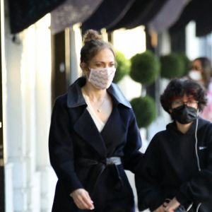 Jennifer Lopez, compagnon Ben Affleck et sa fille Emma font du shopping chez American Rag à Los Angeles, Californie, Etats-Unis, le 31 décembre 2021. 