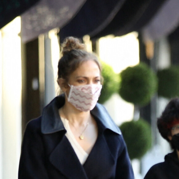 Jennifer Lopez, compagnon Ben Affleck et sa fille Emma font du shopping chez American Rag à Los Angeles, Californie, Etats-Unis, le 31 décembre 2021. 