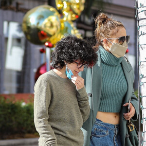 Exclusif - Jennifer Lopez fait du shopping avec sa manager Benny Medina et sa fille Emme, à Los Angeles, le 12 décembre 2021.