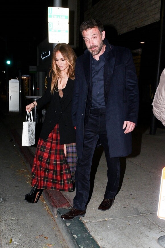 Exclusif - Jennifer Lopez et son compagnon Ben Affleck sont allés dîner en amoureux au restaurant Matu du quartier de Beverly Hills à Los Angeles, Californie, Etats-Unis, le 30 Janvier 2022. 