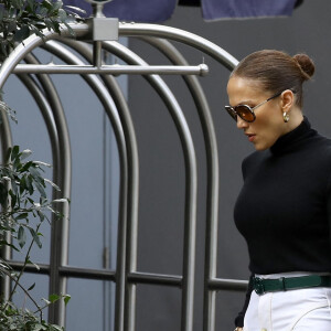 Jennifer Lopez va déjeuner avec ses enfants Emme et Maximilian, à Los Angeles, le 16 janvier 2022.