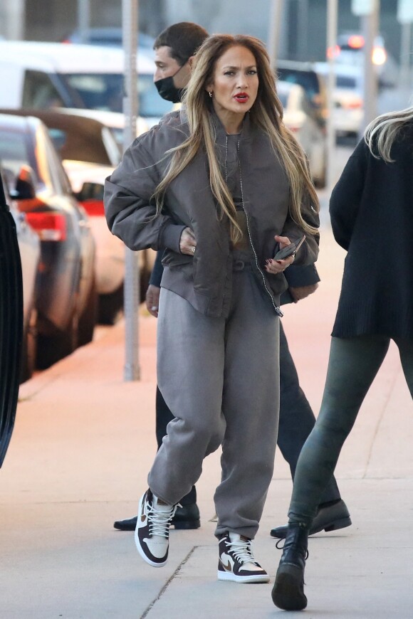 Exclusif - Jennifer Lopez arrive à un studio de danse à Los Angeles, le 27 janvier 2022.