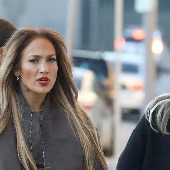 Exclusif - Jennifer Lopez arrive à un studio de danse à Los Angeles, le 27 janvier 2022.