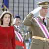 La princesse Letizia d'Espagne et le Prince Felipe d'Espagne lors d'une parade militaire au palais royal à Madrid le 6 janvier 2010