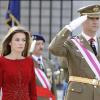La princesse Letizia d'Espagne et le Prince Felipe d'Espagne lors d'une parade militaire au palais royal à Madrid le 6 janvier 2010