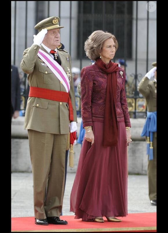 La reine Sofia d'Espagne et le roi Juan Carlos lors d'une parade militaire au palais royal à Madrid le 6 janvier 2010