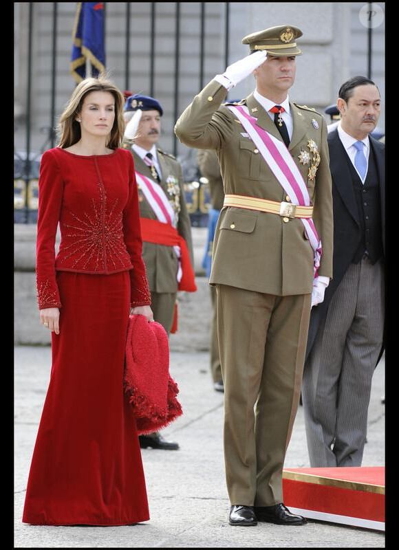 La princesse Letizia d'Espagne et le Prince Felipe d'Espagne lors d'une parade militaire au palais royal à Madrid le 6 janvier 2010