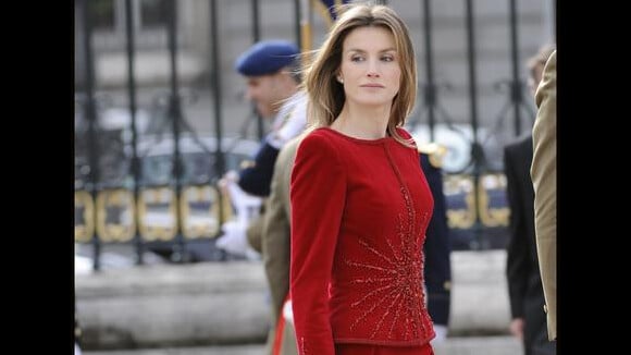 Letizia d'Espagne : Quand son Felipe sort l'uniforme, elle voit rouge mais... reste divine !