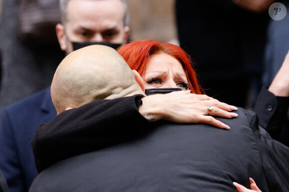 Cindy Sander et Krzysztof Leon Dziemaszkiewicz (compagnon du défunt) - Sorties des obsèques de Thierry Mugler au temple protestant de l'Oratoire du Louvre à Paris le 4 février 2022. 