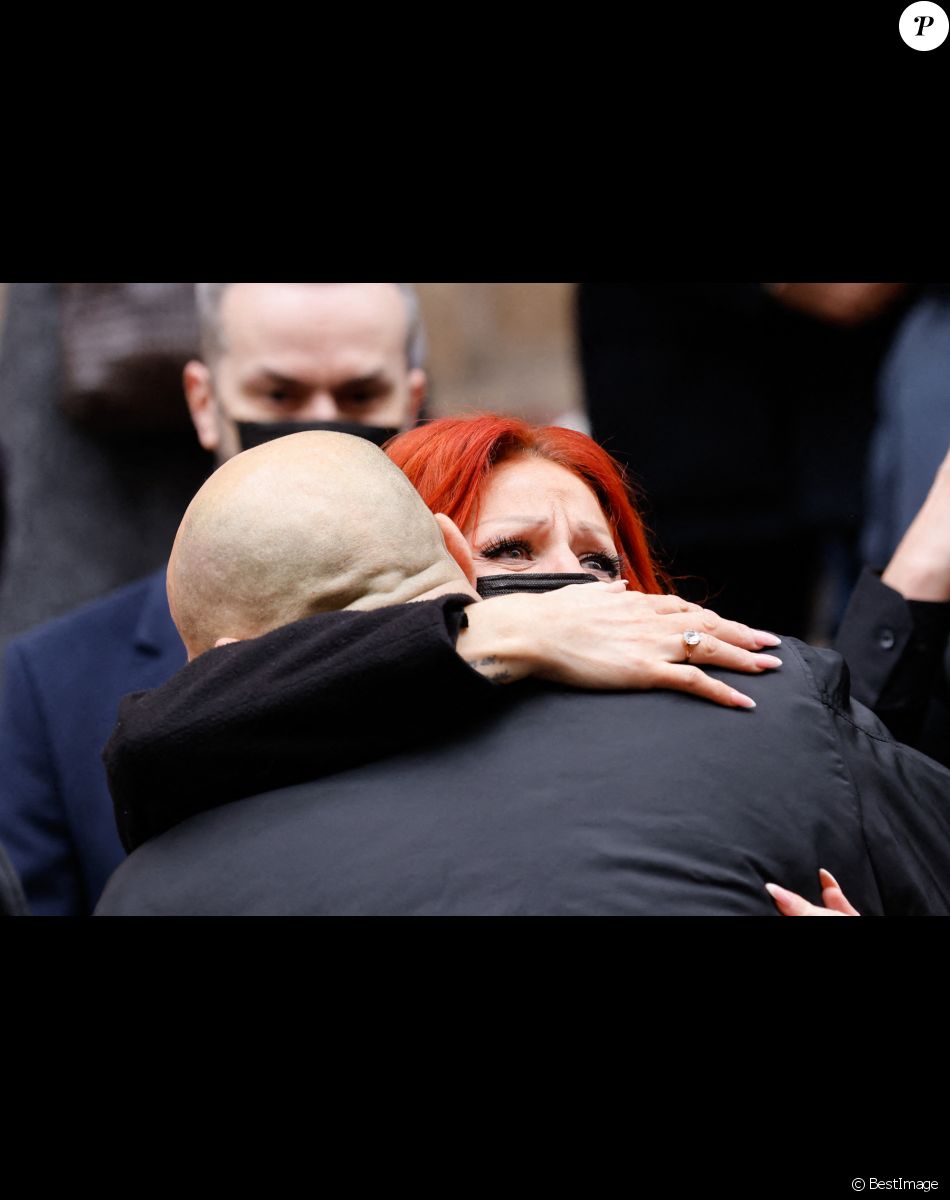 Cindy Sander et Krzysztof Leon Dziemaszkiewicz (compagnon du défunt) - Sorties des obsèques de Thierry Mugler au temple protestant de l'Oratoire du Louvre à Paris le 4 février 2022.