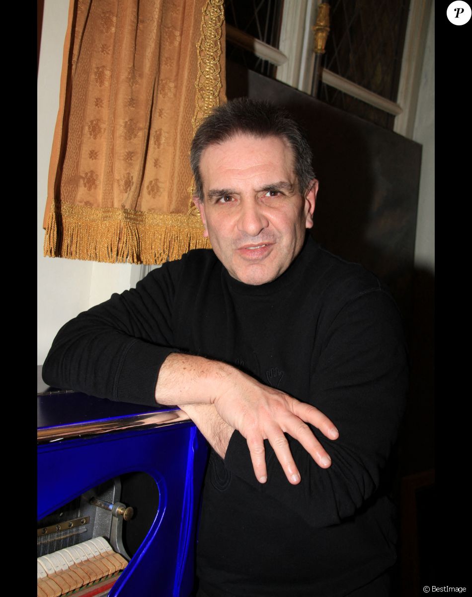 Luigi Gigliotti (neveu de Dalida) - People lors d'une soirée cocktail chez Pierre-Jean de Chalençon au Palais Vivienne à Paris. Le 2 février 2022