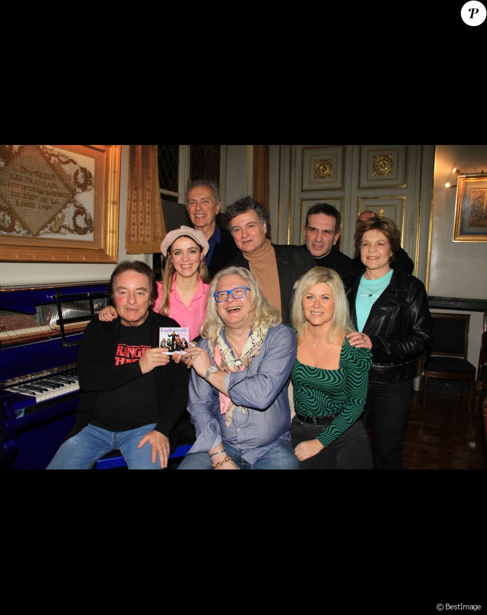 Richard Dewitte, Les amoureux du Sacré Coeur (Sandy LR et François Deblaye), Pierre-Jean Chalençon, Richard Sanderson et sa compagne Sylvie, Luigi Gigliotti (neveu de Dalida), Sabine Paturel - People lors d'une soirée cocktail chez Pierre-Jean de Chalençon au Palais Vivienne à Paris. Le 2 février 2022