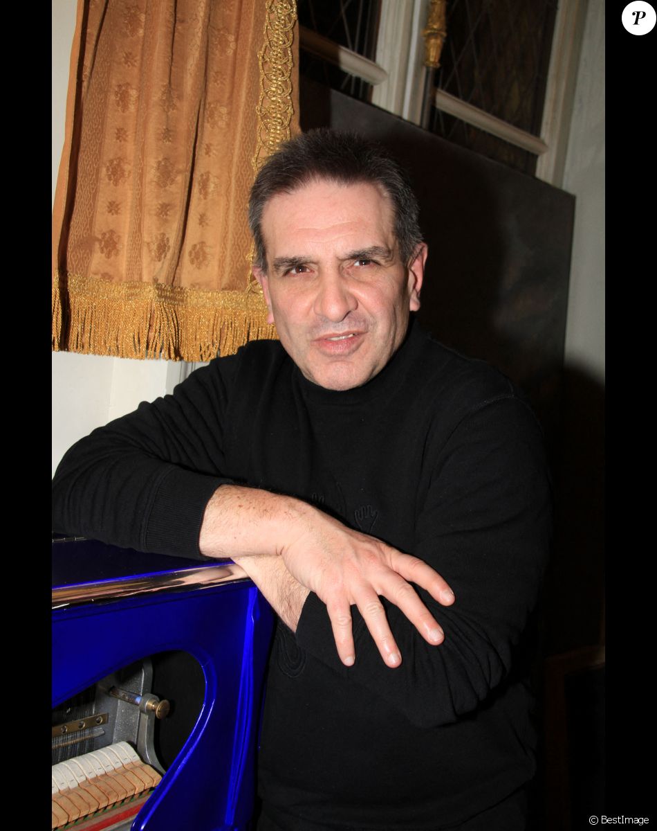 Luigi Gigliotti (neveu de Dalida) - People lors d'une soirée cocktail chez Pierre-Jean de Chalençon au Palais Vivienne à Paris. Le 2 février 2022