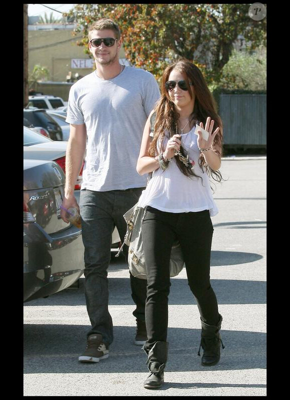Miley Cyrus et son boyfriend, Liam Hemsworth passent l'après midi à Toluca Lake le 6 janvier 2010