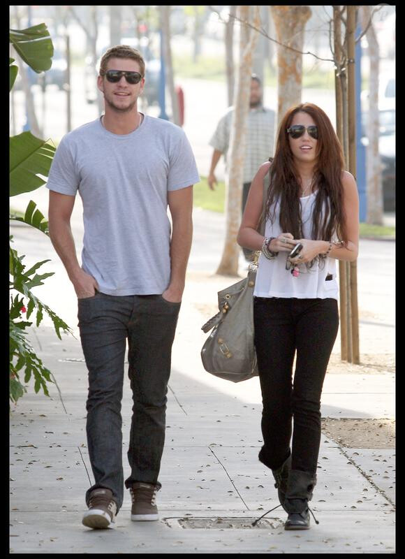 Miley Cyrus et son boyfriend, Liam Hemsworth passent l'après midi à Toluca Lake le 6 janvier 2010
