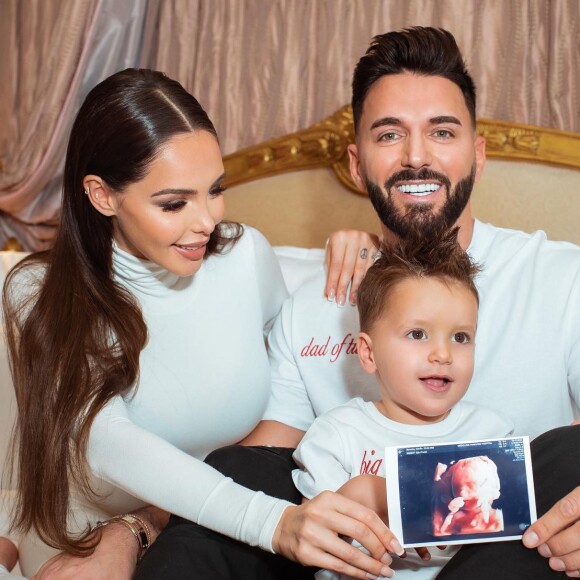 Nabilla est enceinte de son deuxième enfant. Avec son mari Thomas Vergara et leur fils aîné Milann, elle annonce la belle nouvelle sur Instagram.