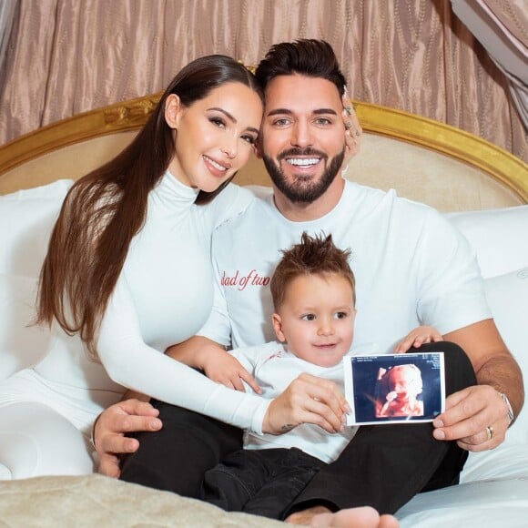 Nabilla est enceinte de son deuxième enfant. Avec son mari Thomas Vergara et leur fils aîné Milann, elle annonce la belle nouvelle sur Instagram.