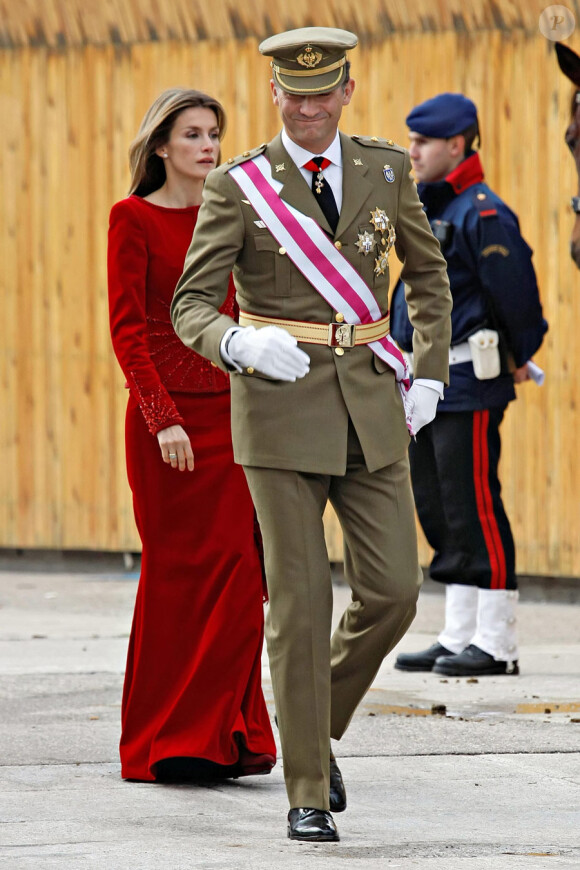 Felipe et Letizia d'Espagne assistent avec le roi Juan Carlos et la reine Sofia à la parade militaire du début d'année le 6 janvier 2010 à Madrid