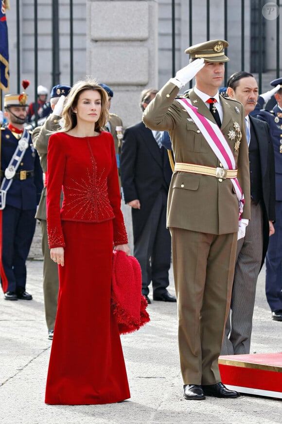 Felipe et Letizia d'Espagne assistent avec le roi Juan Carlos et la reine Sofia à la parade militaire du début d'année le 6 janvier 2010 à Madrid