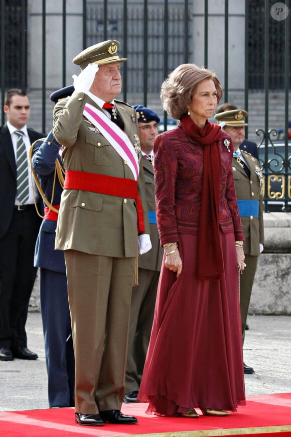 Felipe et Letizia d'Espagne assistent avec le roi Juan Carlos et la reine Sofia à la parade militaire du début d'année le 6 janvier 2010 à Madrid
