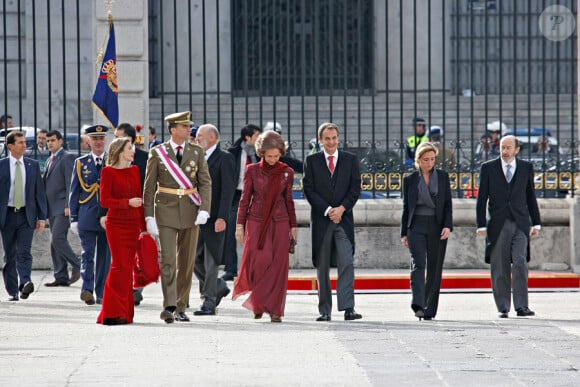 Felipe et Letizia d'Espagne assistent avec le roi Juan Carlos et la reine Sofia à la parade militaire du début d'année le 6 janvier 2010 à Madrid