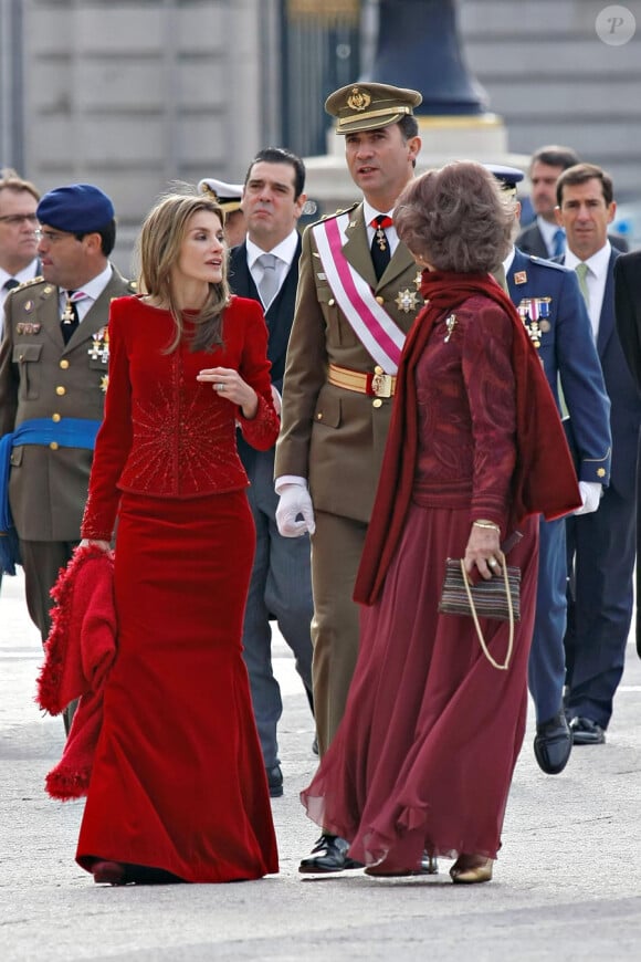 Felipe et Letizia d'Espagne assistent avec le roi Juan Carlos et la reine Sofia à la parade militaire du début d'année le 6 janvier 2010 à Madrid