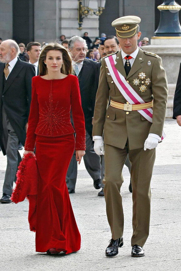 Felipe et Letizia d'Espagne assistent avec le roi Juan Carlos et la reine Sofia à la parade militaire du début d'année le 6 janvier 2010 à Madrid