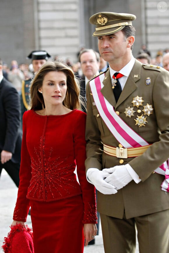 Felipe et Letizia d'Espagne assistent avec le roi Juan Carlos et la reine Sofia à la parade militaire du début d'année le 6 janvier 2010 à Madrid