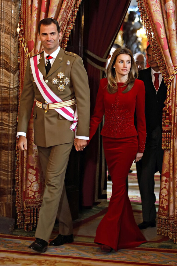Felipe et Letizia d'Espagne assistent avec le roi Juan Carlos et la reine Sofia à la parade militaire du début d'année le 6 janvier 2010 à Madrid