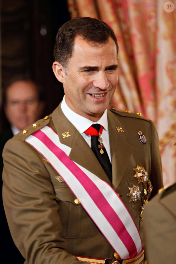 Felipe et Letizia d'Espagne assistent avec le roi Juan Carlos et la reine Sofia à la parade militaire du début d'année le 6 janvier 2010 à Madrid